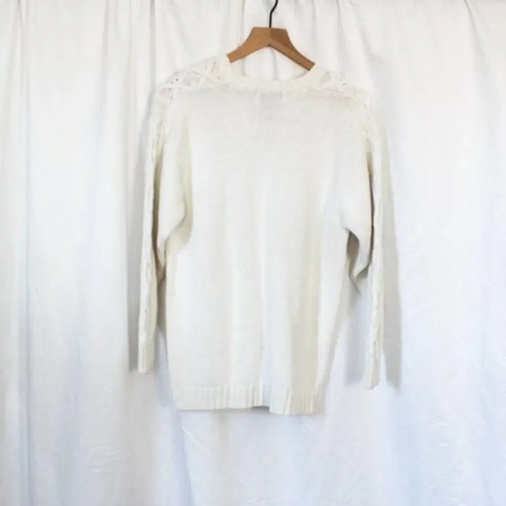 Vintage Women's White Long Sleeve V-neck Sweater with Cable Knit Accents Medium - Picture 4 of 8